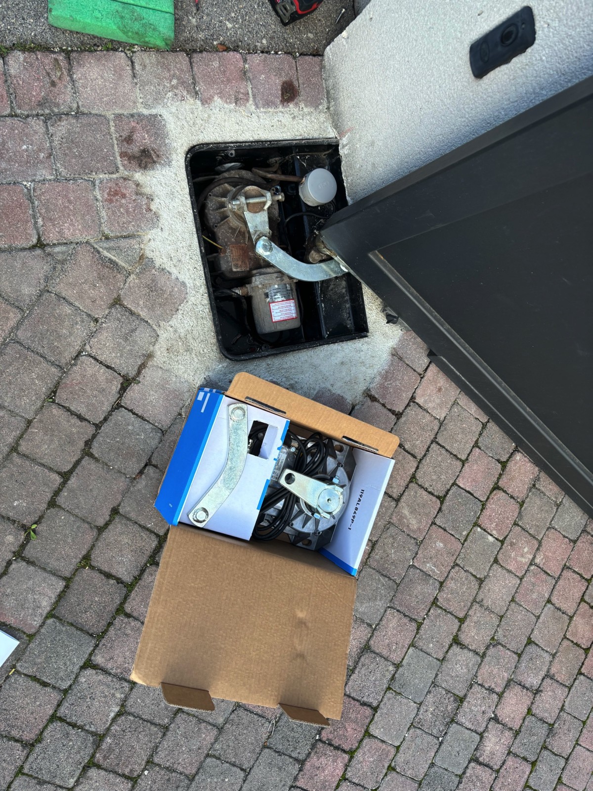 intervention de dépannage et réparation de portail automatique avec moteur dans le sol came à Aubagne