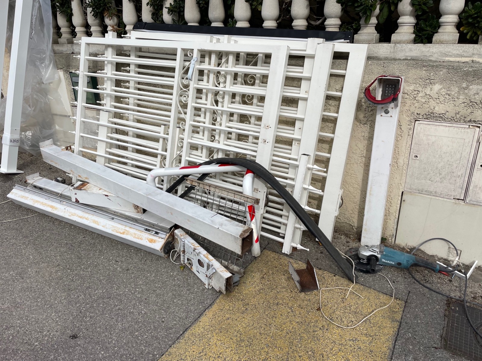 Installation portail coulissant motorisé résidentiel d'accès à une copropriété à Marseille 13012 par Automatisations Services Septèmes