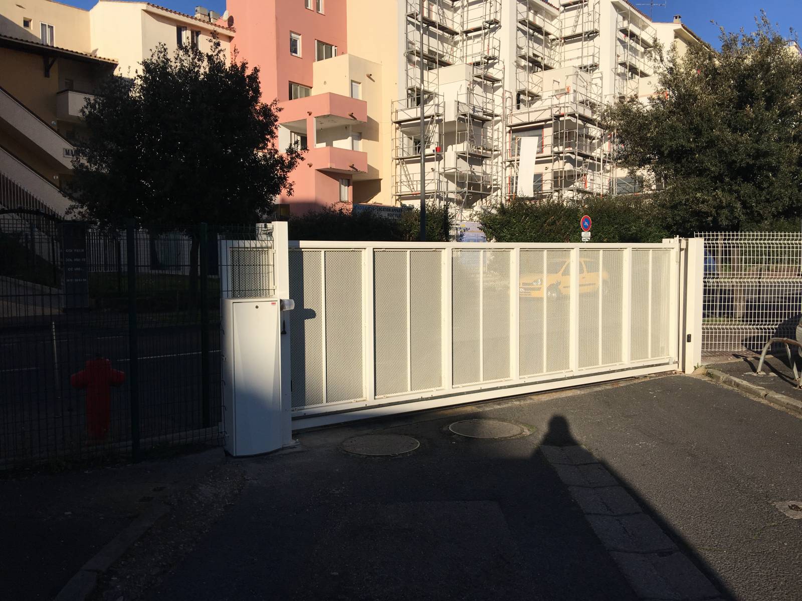 Installateur portail résidentiel de copropriété conforme aux normes à Luynes près d'aix en provence par Automatisations Services septèmes les vallons