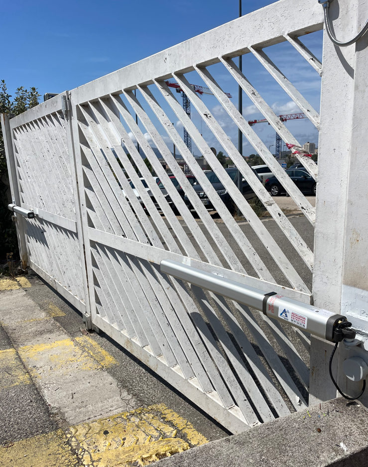 moteur hydraulique 230v lux r2b sn2 bft robuste et intensif mise en place sur l'un des accès d'un lycée à marseille par le poseur Automatisations Services aix marseille