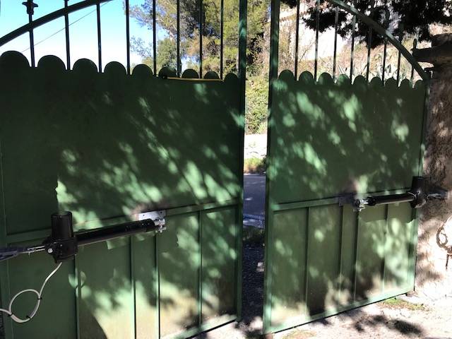 moteur enterré au sol FAAC pour portail battant remplacée par Automatisations Services