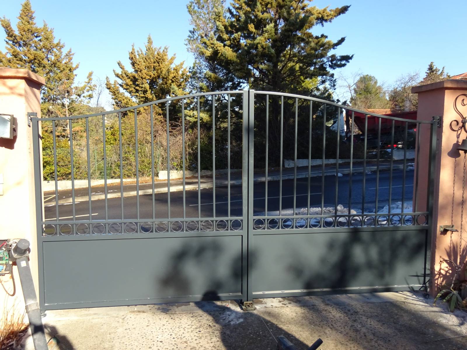 portail aluminium fabriqué sur mesure et automatisé par un professionnel à Septèmes 13240