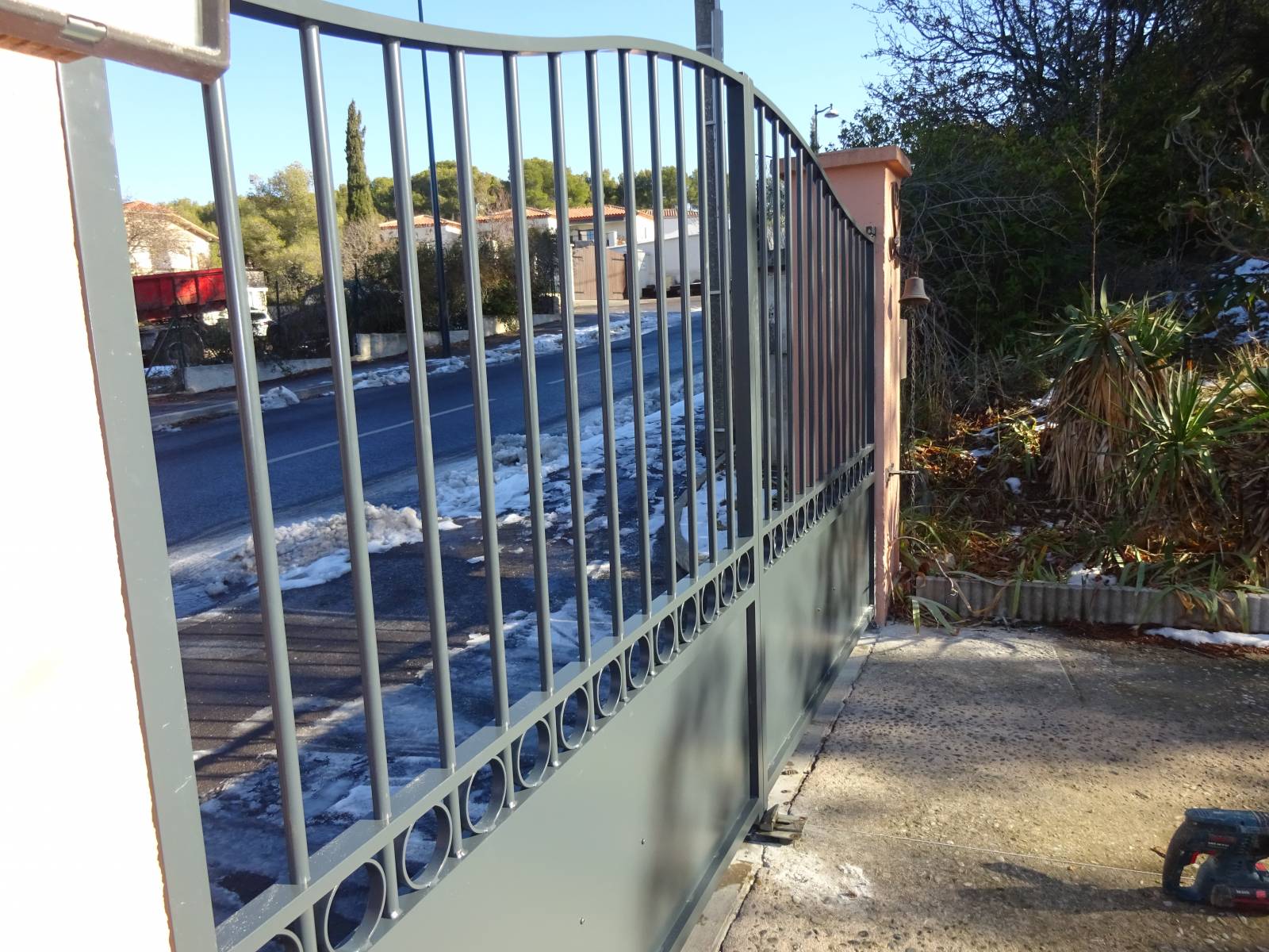 remplacement par un automaticien d'un portail aluminium de grande dimension sur septèmes