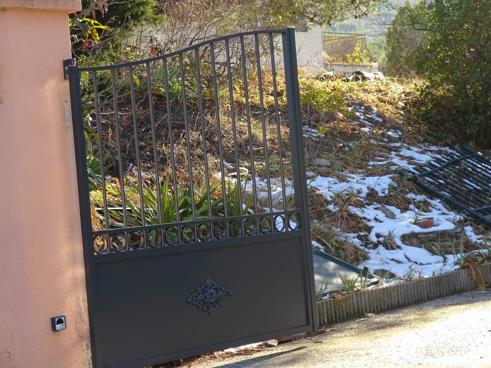 battant portail motorisé forme chapeau de gendarme barreaudé semi ajouré avec rosaces installé et posé par AS13