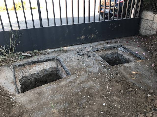 Préparation du sol pour bornes électriques d'accès à un parking travaux de maçonnerie près d'Aix en Provence 13100