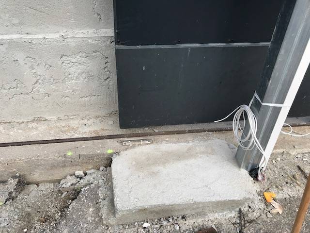 La réalisation d'un socle en béton pour fixer la base d'un moteur pour portail coulissant est nécessaire aix en provence 13100