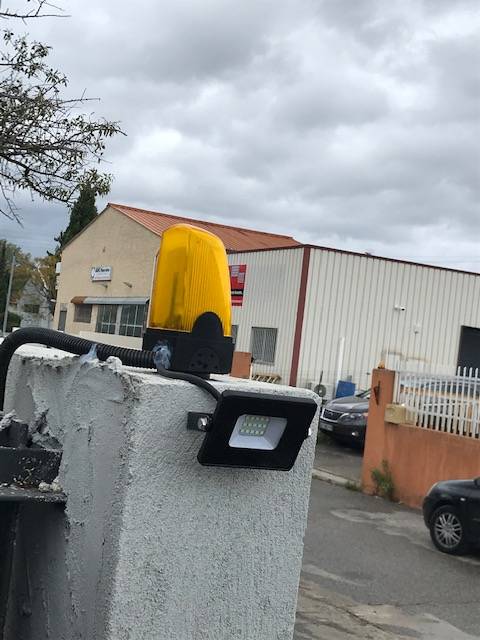 Les organes de signalisation comme le clignotant et le spot sont nécessaires sur les portails automatiques à usage collectif à Luynes 13090