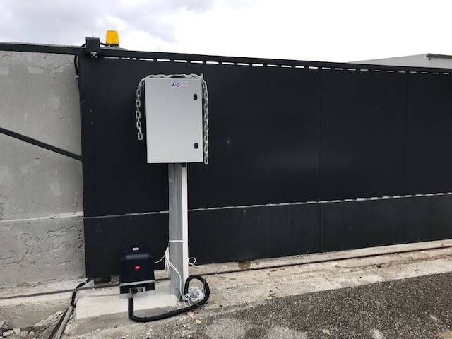 Portail coulissant motorisé avec un moteur très puissant et robuste à Septèmes les Vallons 13240