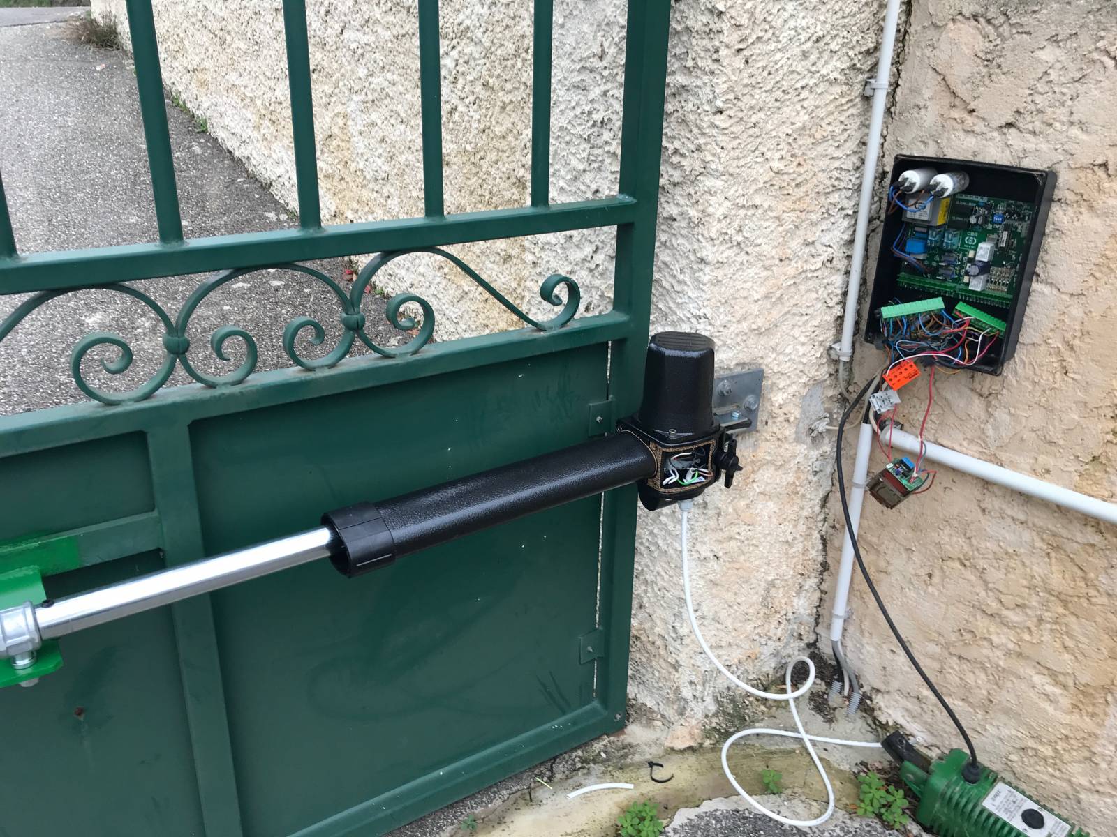 motorisation à vis sans fin avec armoire de commande ZA3P pour portail battant sur Marseille 13