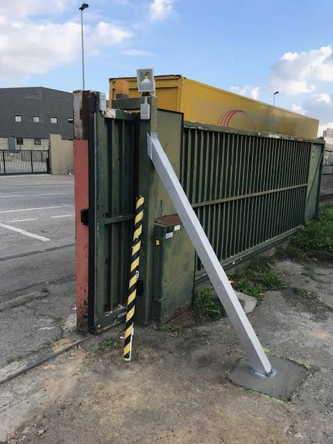 réalisation et scellement béton d'une jambe de force pour maintenir une structure de portail fragilisée Marseille