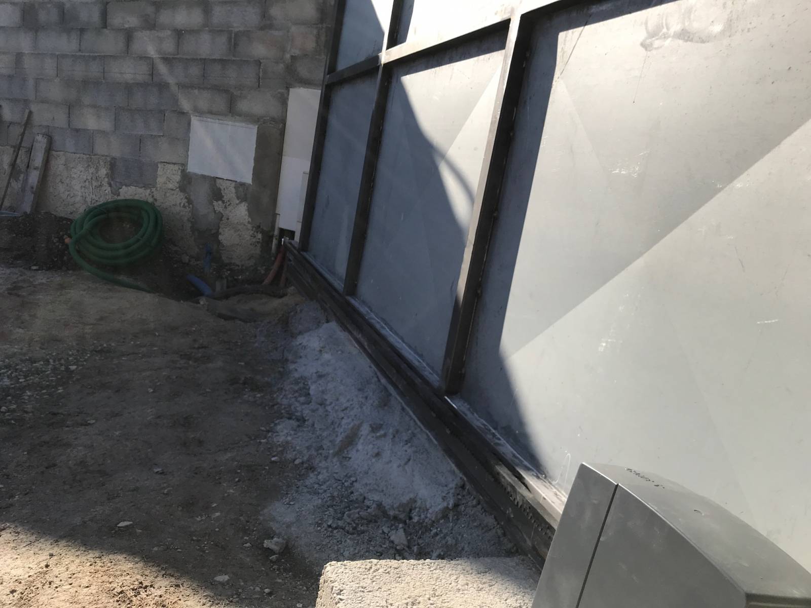 amenée de l'alimentation électrique pour un portail motorisé sur chantier situé à rognac près de marignane