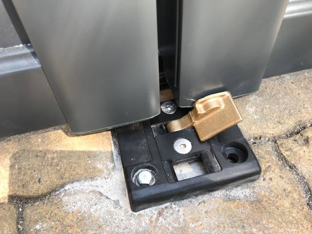 arrêt ou sabot au sol robuste pour portail aluminium chez Automatisations Services 13240