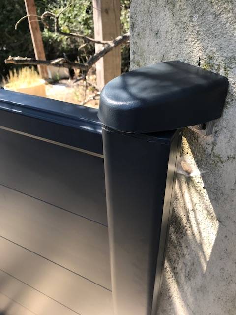 cache gond pour une finition esthétique des fixations du portail aluminium posé par Automatisations Services 13170