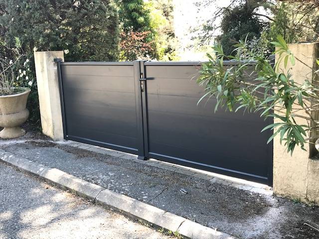 portail aluminium ouvrant à la française design contemporain installé par Automatisations Services à cabriès calas 13480