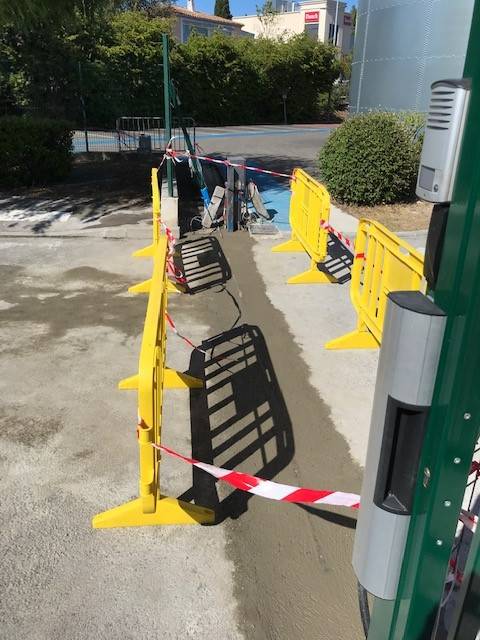 Préparation à la pose d'un portail coulissant balisage après création longrine béton armé et ferraillage sur la zone commerciale de Plan de Campagne près d'Aix en Provence par AS13