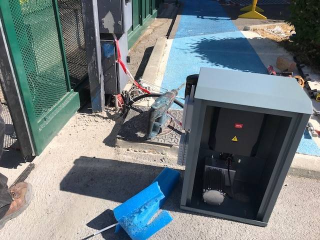 mise en place d'un coffret de protection acier pour moteur coulissant de portail automatisé BFT sur Centre commercial près des Pennes Mirabeau par Automatisations Services 13240