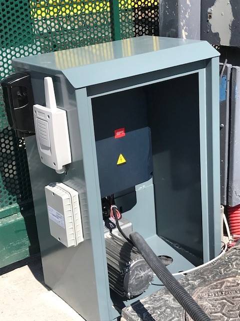 pose d'un coffret métallique de protection pour armoire de commande THALIA P avec radioband de portail coulissant motorisé réalisée par Automatisations Services 13240