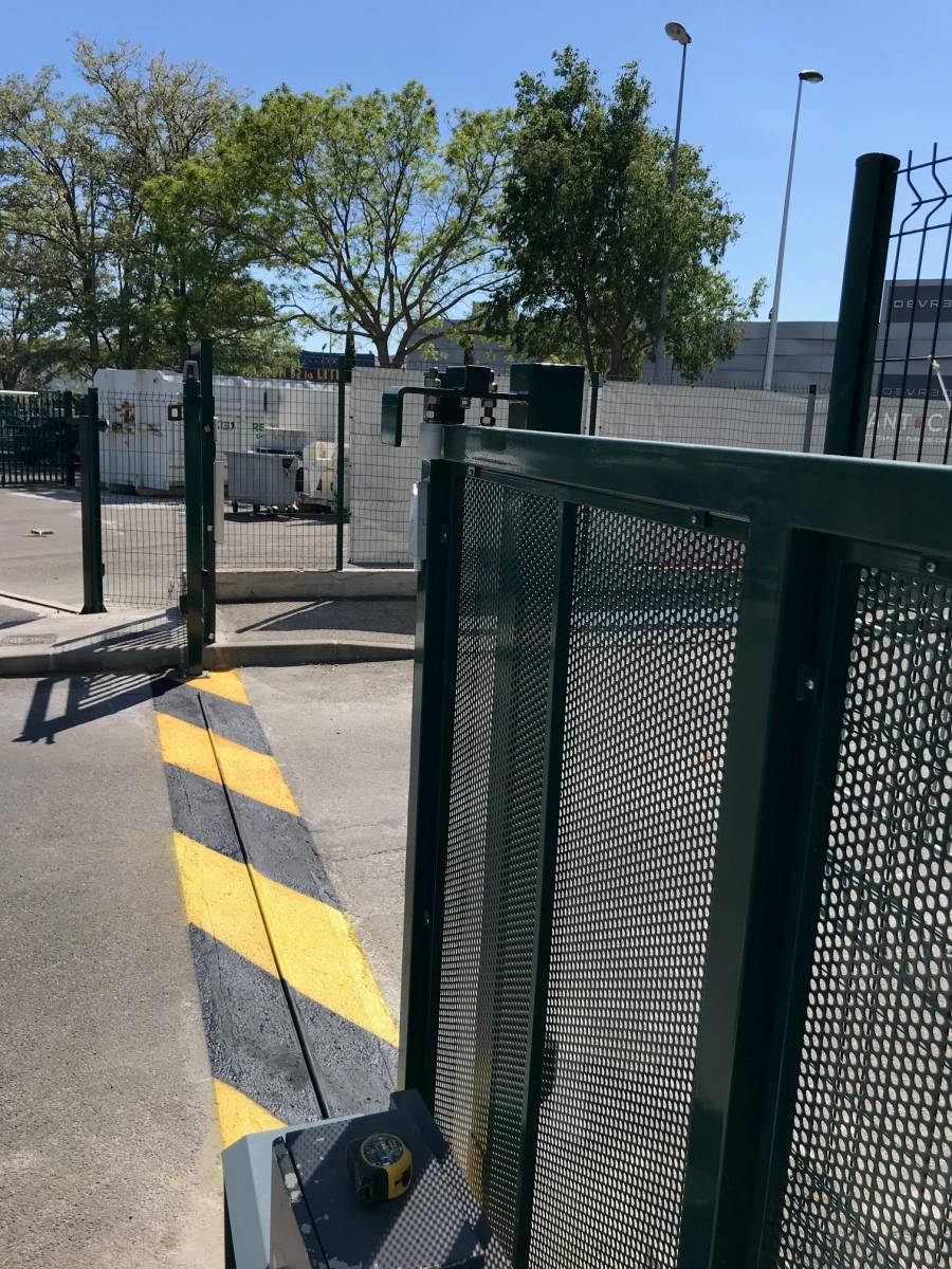 Réalisation signalisation au sol par bandes de peinture jaune et noire conforme aux normes CE en vigueur pour portail coulissant motorisé par Automatisations Services entre Aix et Marseille