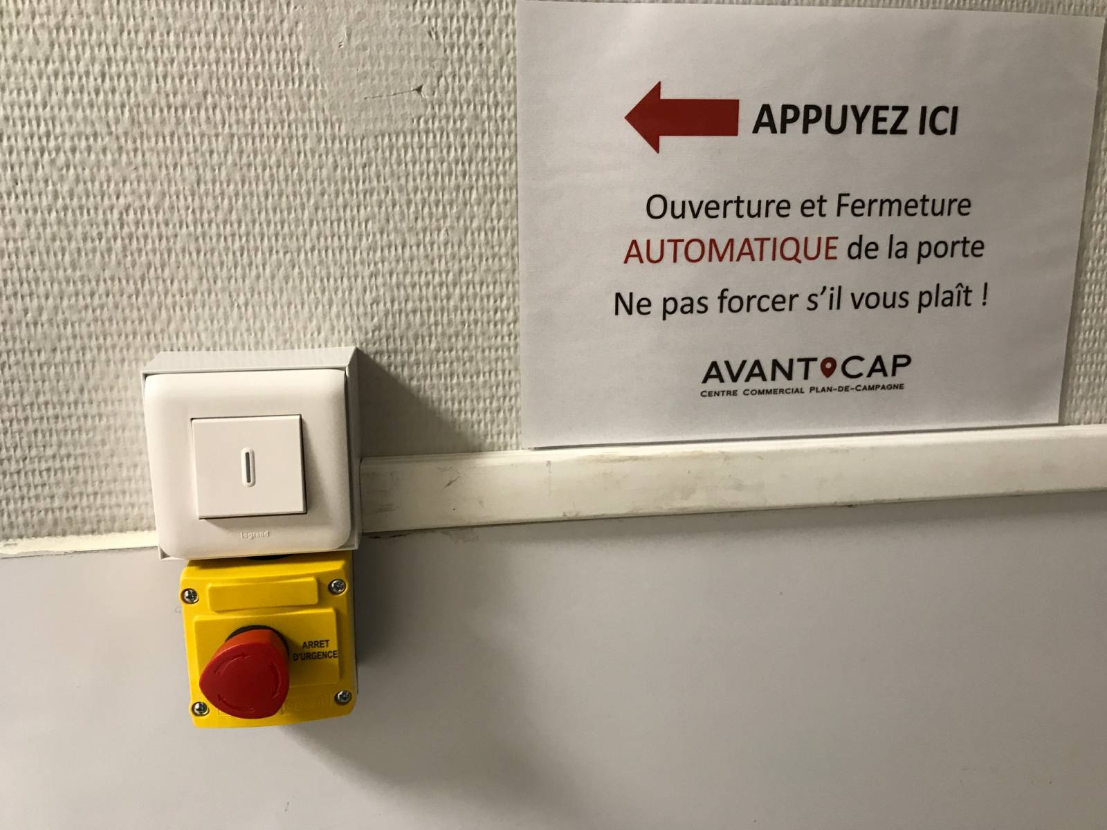 Contrôle porte battante électrique par bouton poussoir installé par automatisations services près d'Aix en Provence 13090