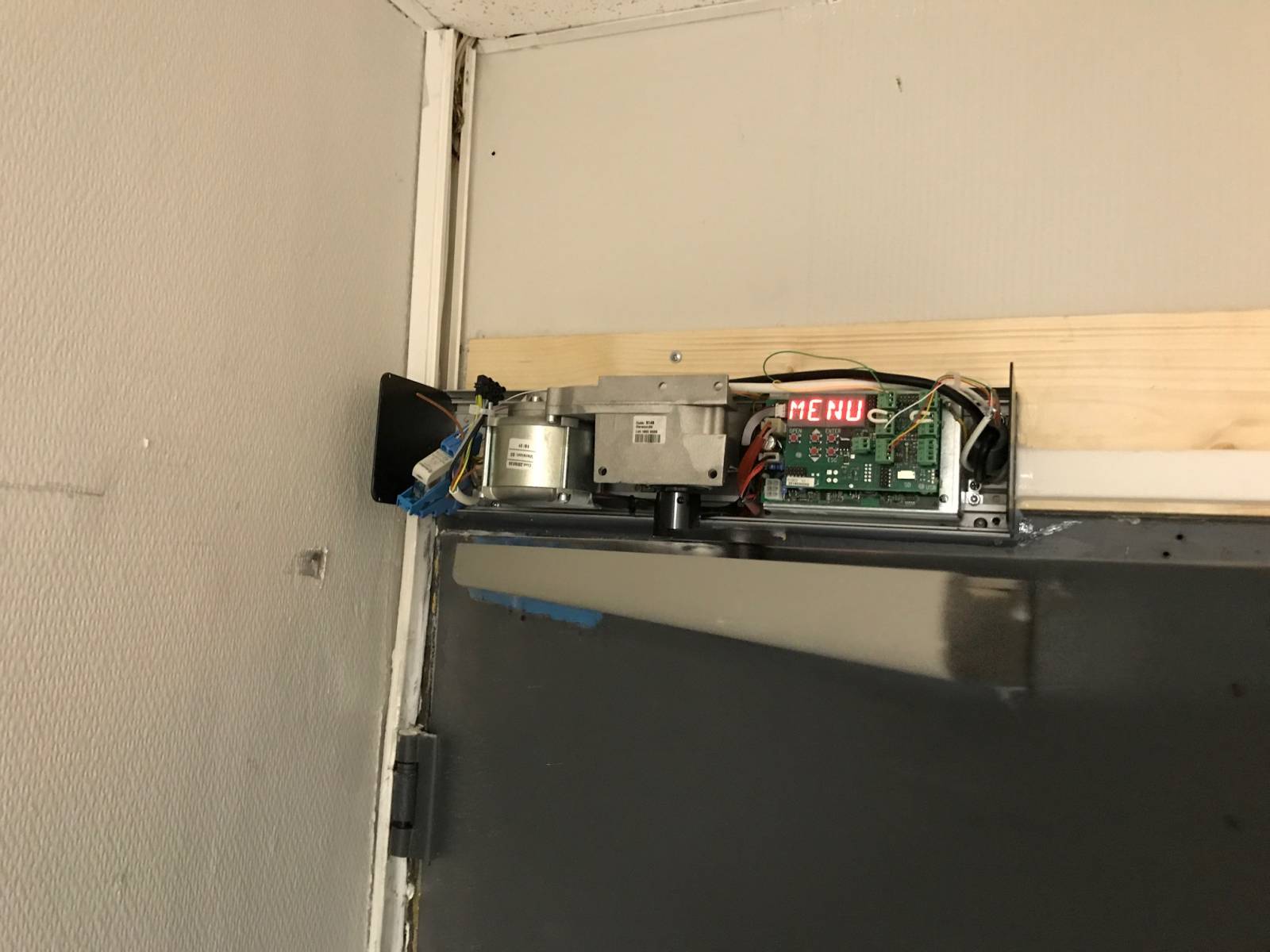 Mise en place d'un mécanisme pour porte d'entrée électrique AS 13170 Les Pennes Mirabeau
