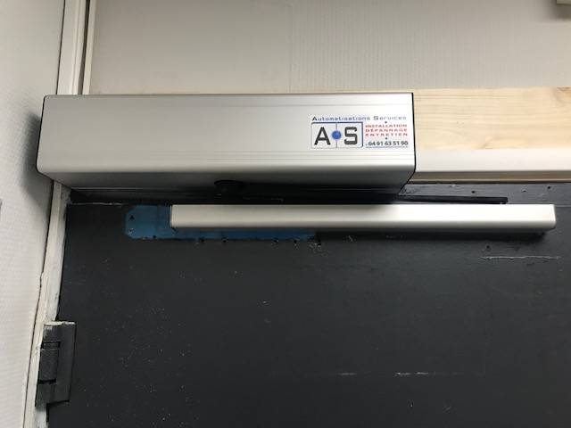 Motorisation pour battant de porte anti-panique par Automatisations Services 13240 Septèmes les vallons