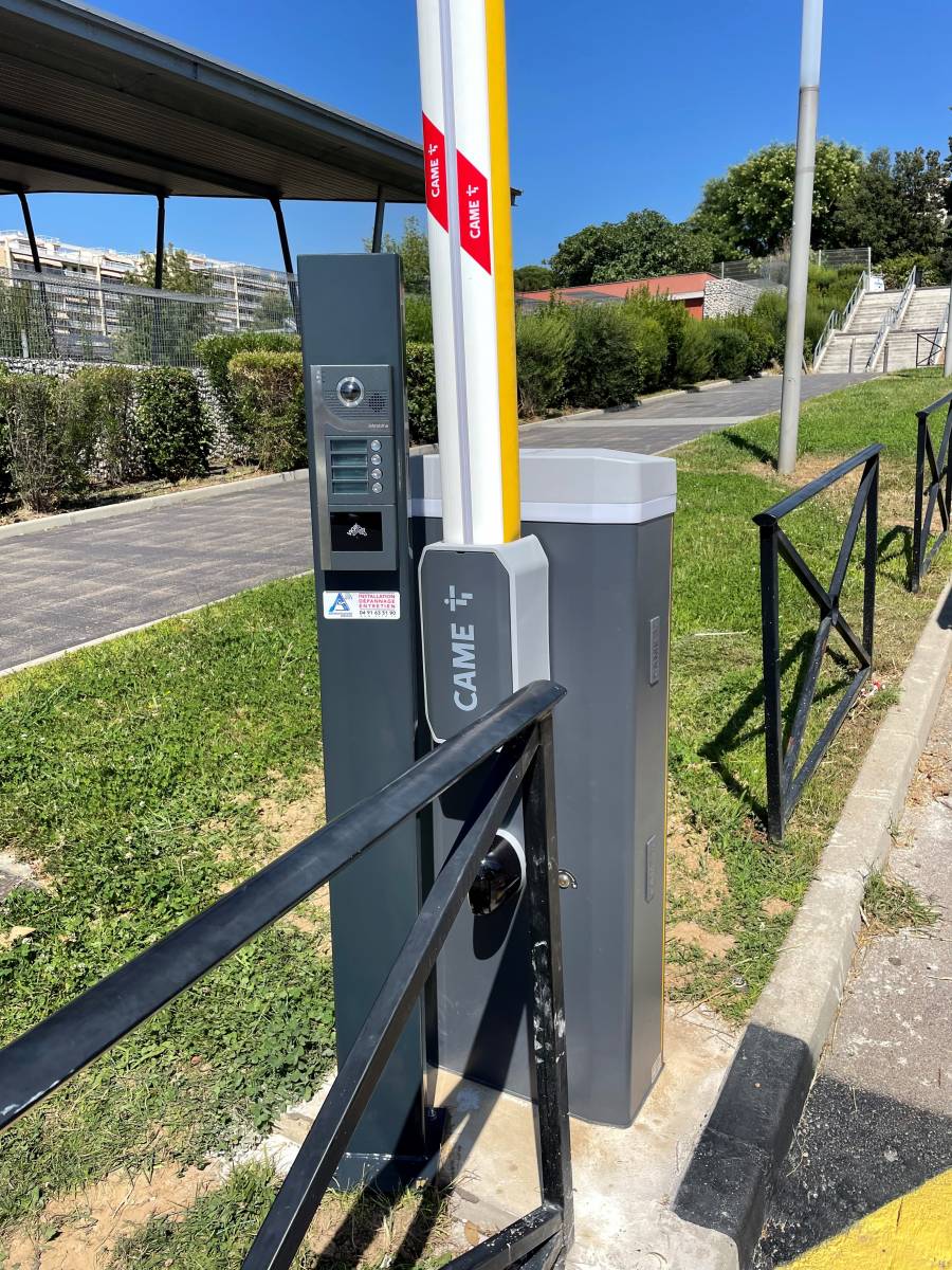 barrière came en acier zingué et peint avec lisse renforcée pour passage jusqu'à 7,8 mètres avec portier gsm intratone à boutons marseille aix automatisations services