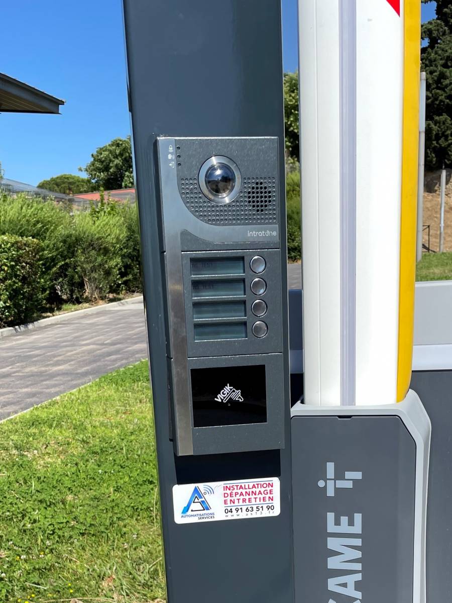 interphone vidéo intracode écran couleur à boutons avec étiquettes de noms modifiables automatisations services marseille aix