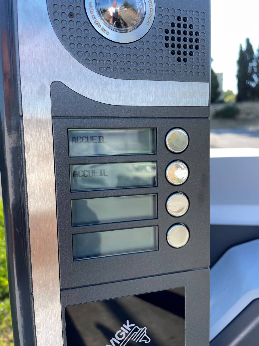 interphone intracode à boutons avec étiquettes programmables intratone pour résidence et administration prépayé sans abonnement automatisations services