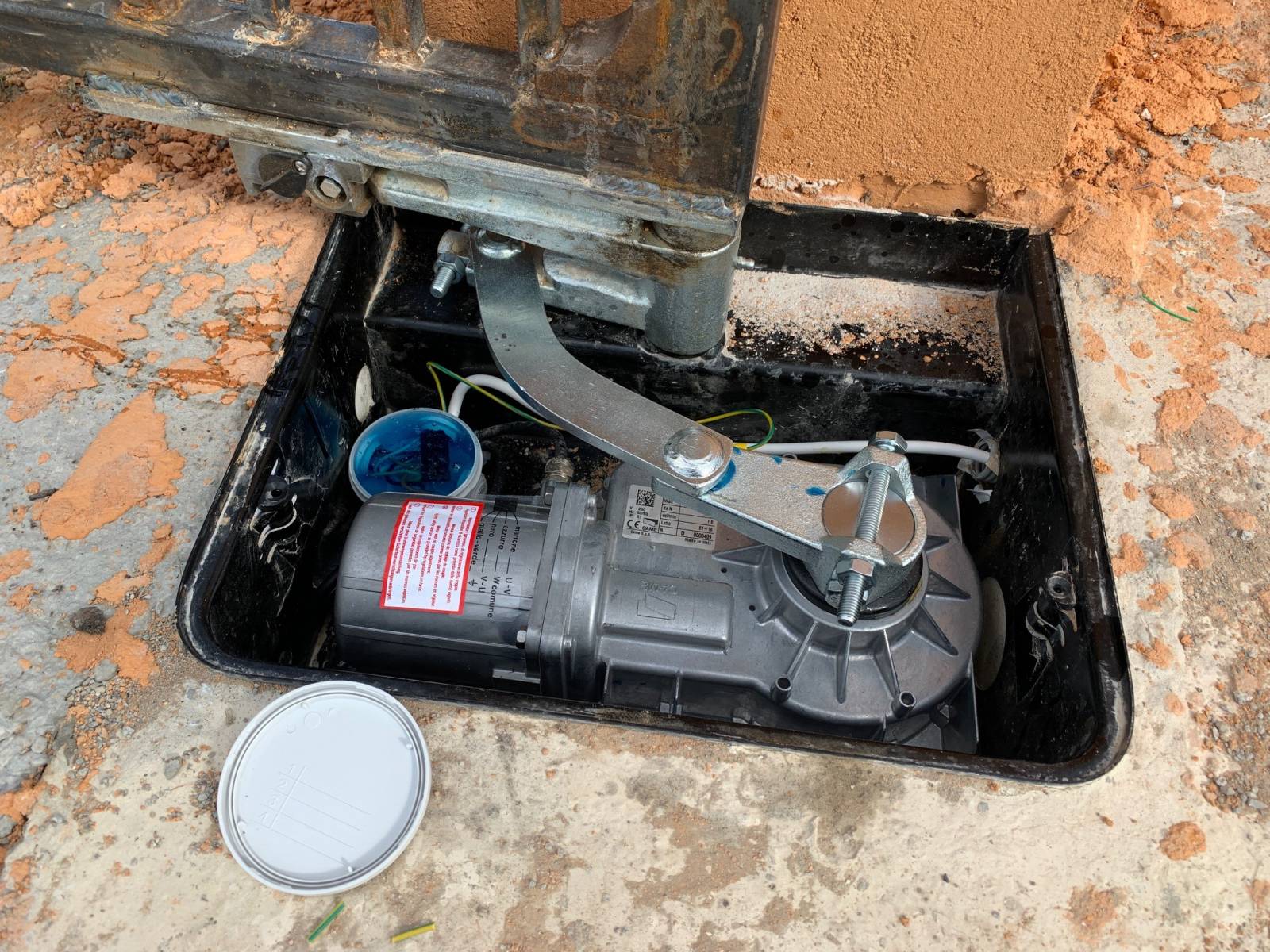 moteur enterré pour une installation discrète et esthétique par Automatisations Services 13
