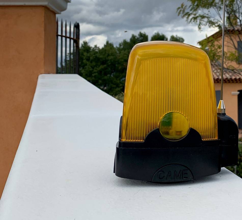 organe de signalisation KLED KLED24 pour portail battant ou coulissant électrique disponible chez Automatisations Services