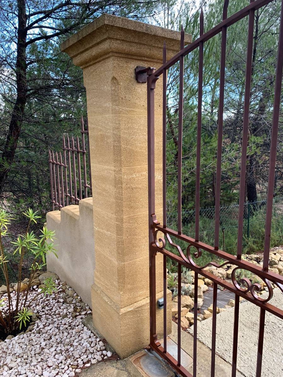 réparation de moteurs enterrés de portail battant à la française aux environs de Marseille et Aix en Provence par le professionnel Automatisations Services