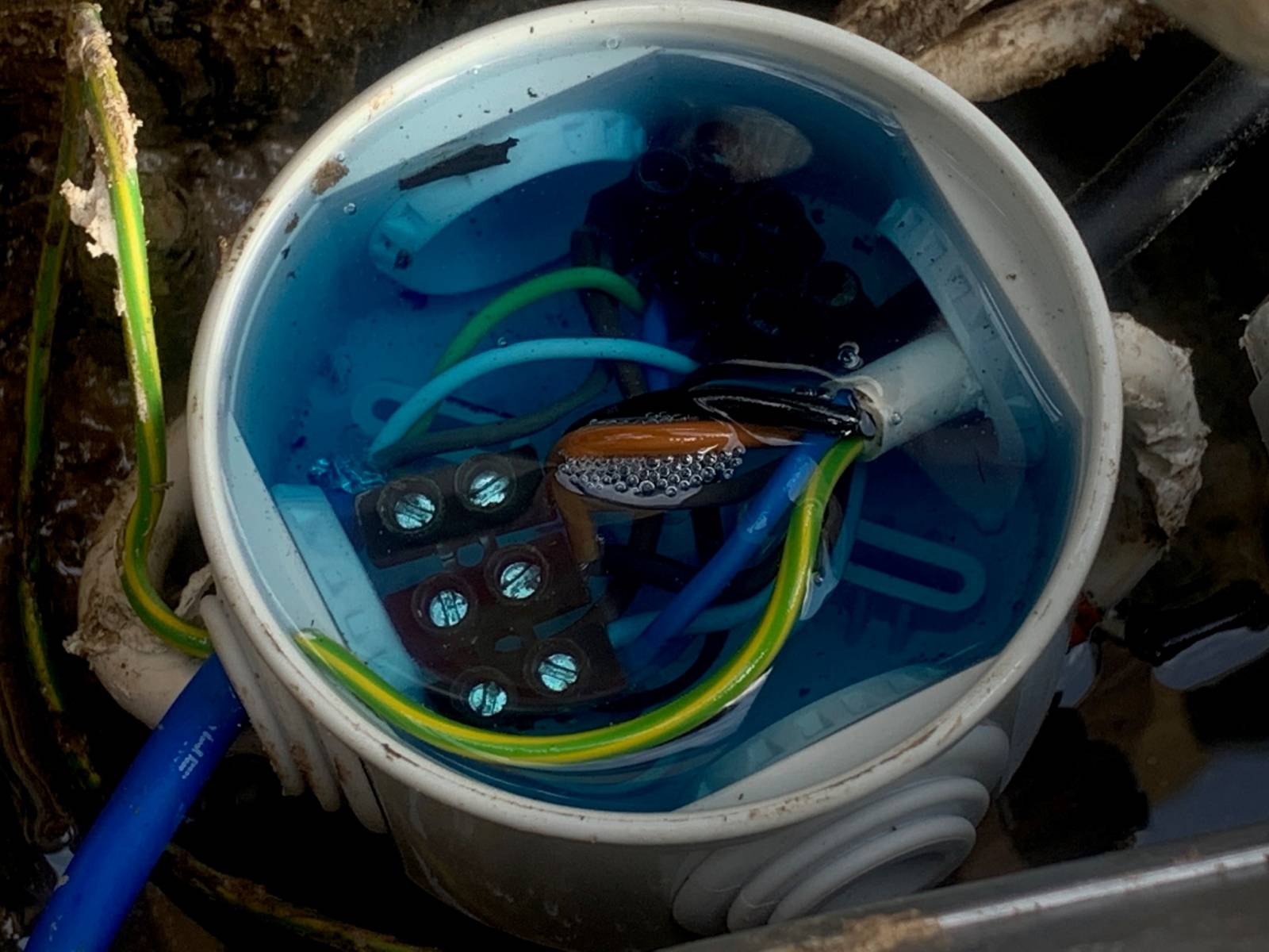 étanchéité par gel de l'alimentation des motoréducteurs enterrés FROG-AE came dans boîte de dérivation par Automatisations Services