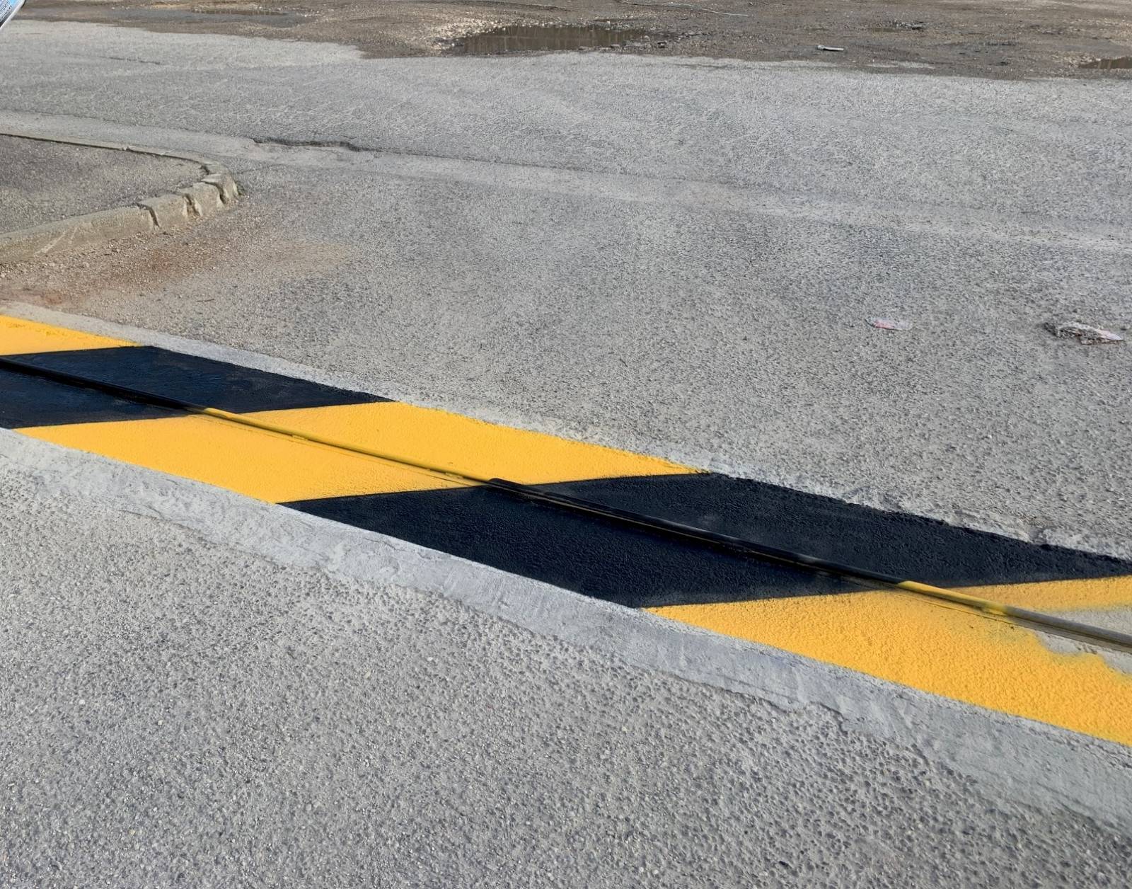 zébrage par bandes de peinture obliques jaune et noire réglementaires pour portails et portes motorisés sur Marseille et Aix en Provence par Automatisations Services