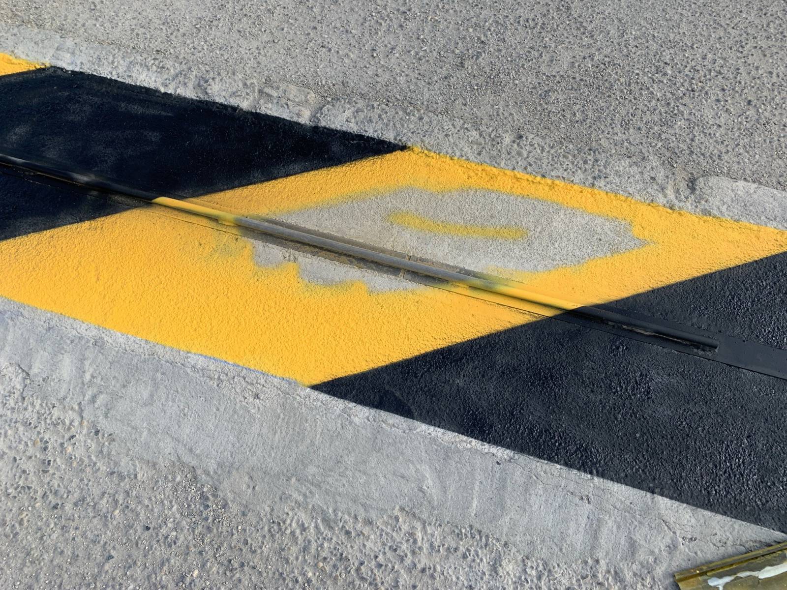 balisage réglementaire de la zone de débattement des fermetures automatisées réalisé par Automatisations Services sur septèmes les vallons