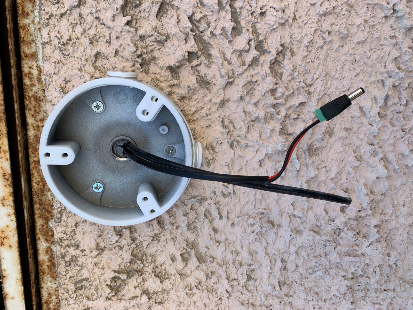 Pose fixation et câblage d'un boîtier de raccordement PFA137 pour mini dôme DAHUA HDBW2401R-Z de surveillance sur copropriété à Carry le Rouet par Automatisations Services
