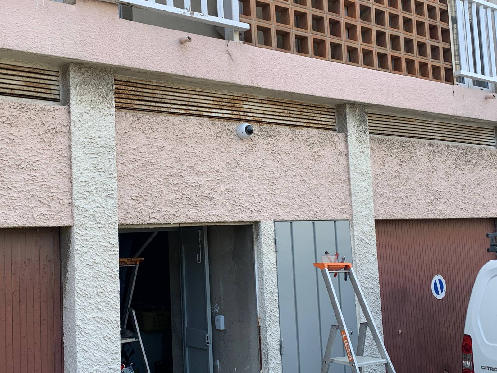 sécurisation d'une entrée de résidence sur Carry le Rouet par système de surveillance par caméra DAHUA - Automatisations Services