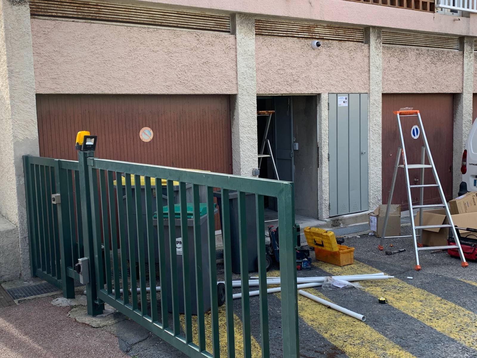 Installation et amenée de l'alimentation électrique pour une installation de vidé surveillance pour portail coulissant automatique d'accès à une résidence située à Carry le Rouet par Automatisations Services