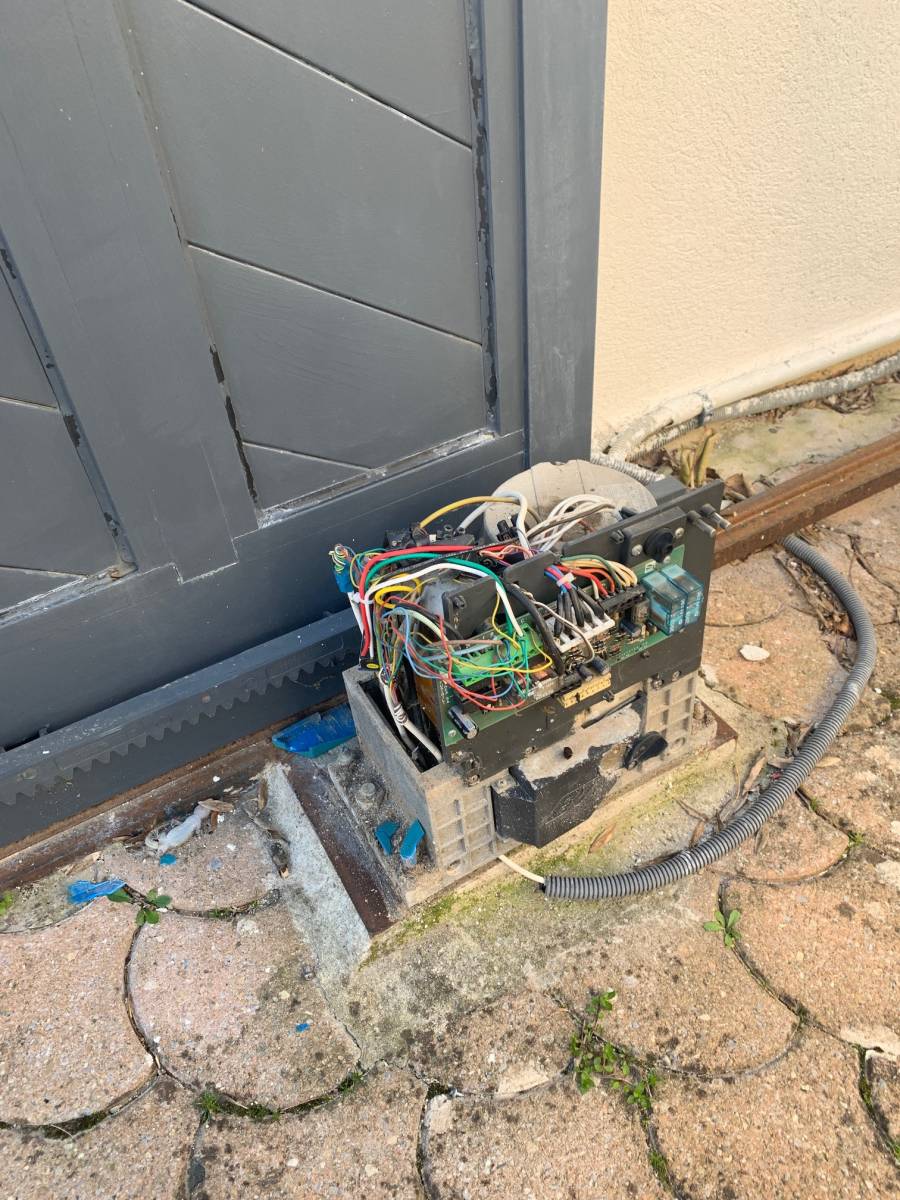 Démontage bloc moteur de portail coulissant en panne pour réparation par Automatisations Services 13