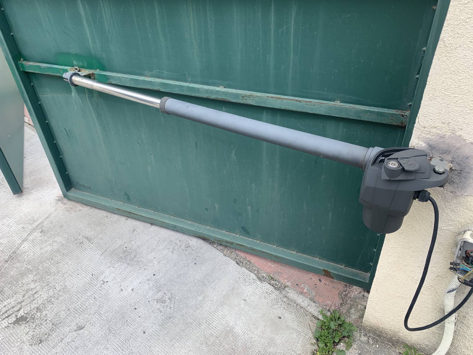 remplacement moteur beninca bill50m pour portail électrique battant plein près de septemes les vallons par le sav Automatisations Services