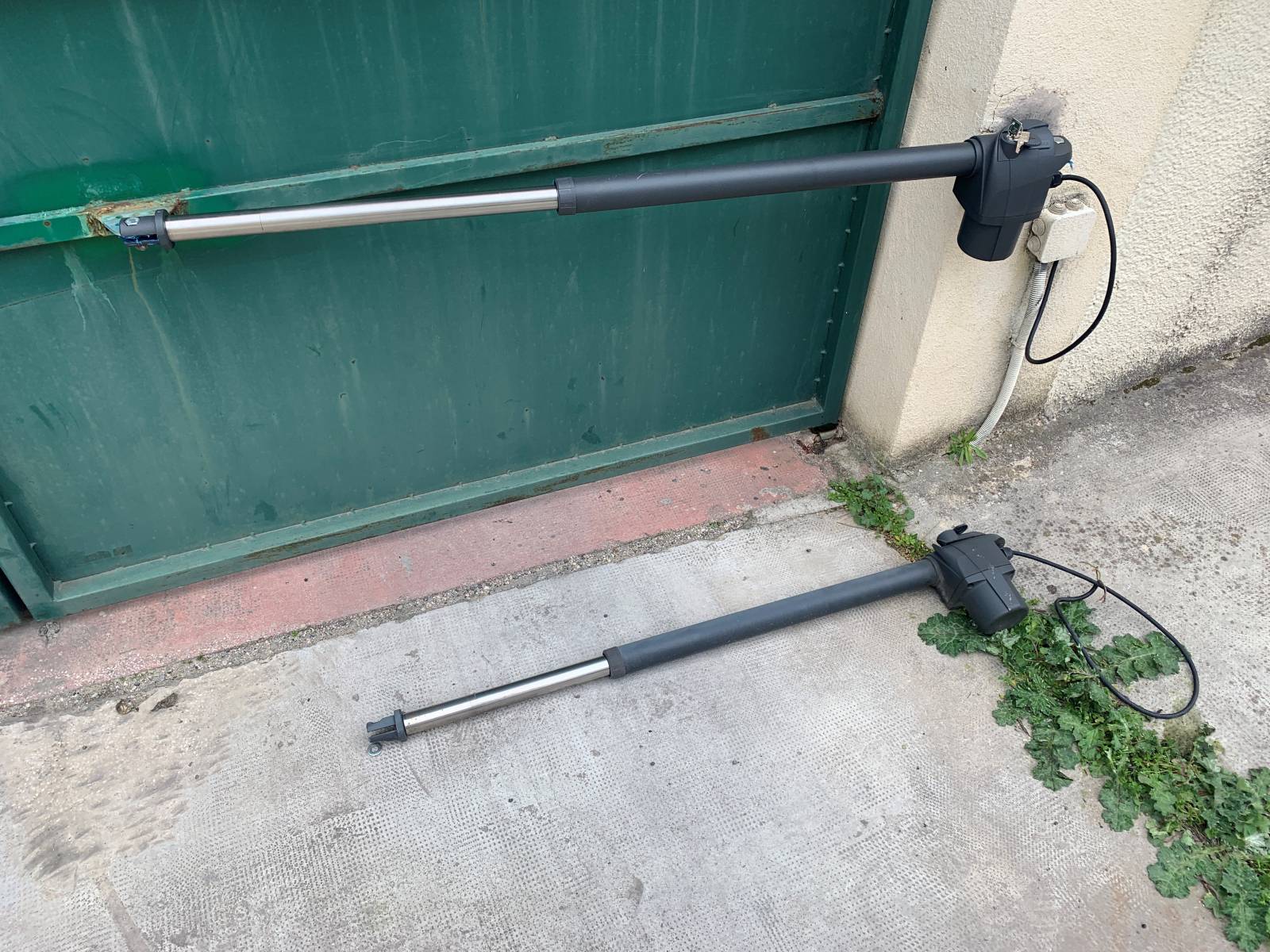 dépose d'un moteur hors-service beninca sur portail battant automatique pour particuliers endommagé par des rafales de vent près de Plan de Campagne par le sav Automatisations Services