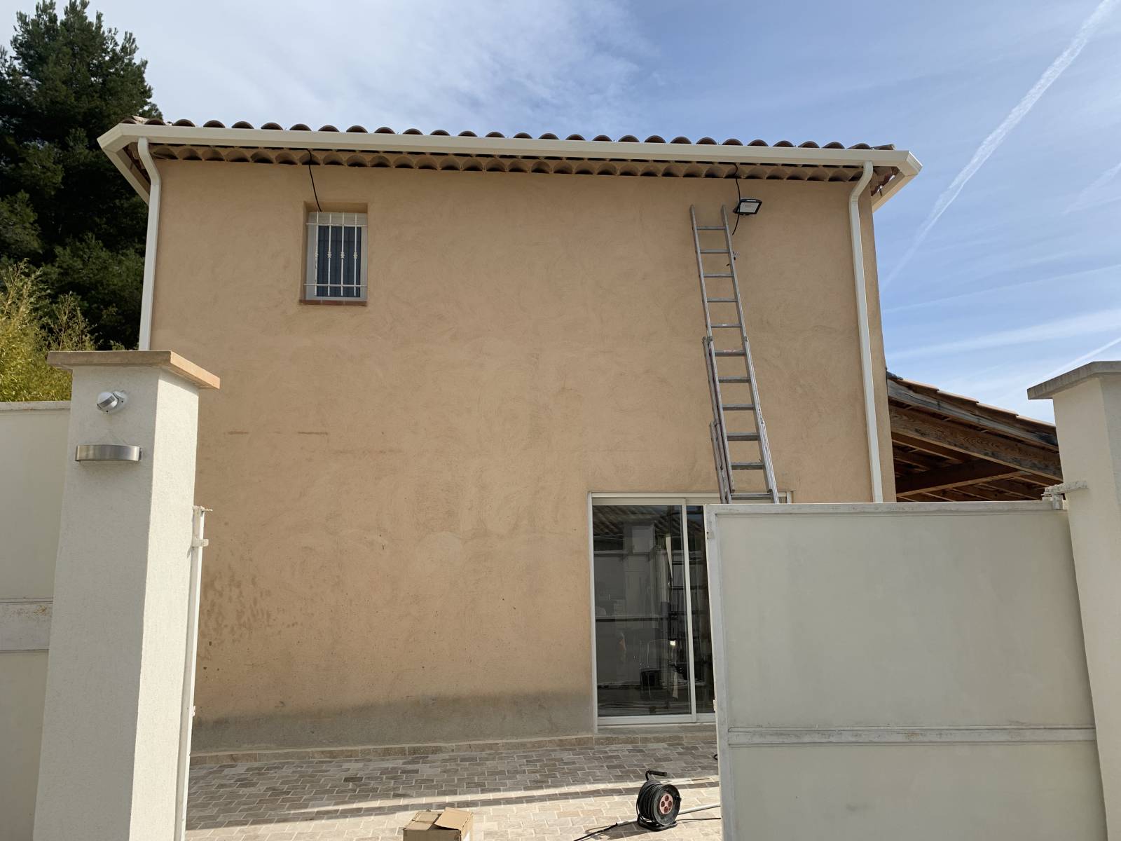 amenée des câbles coaxial d'un système de caméras par les combles avec Automatisations Services à Marseille 13011