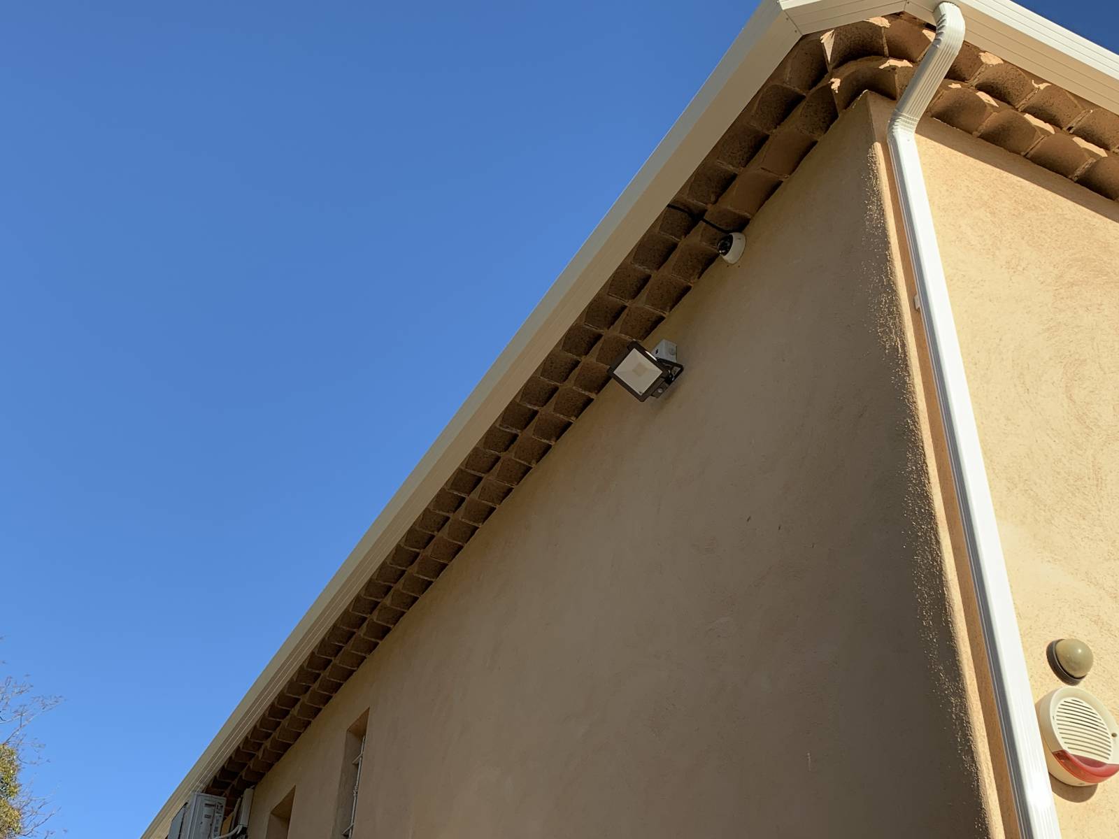 mise en service d'une surveillance de votre domicile par des caméras sur Marseille et Aix en provence par le professionnel Automatisations Services