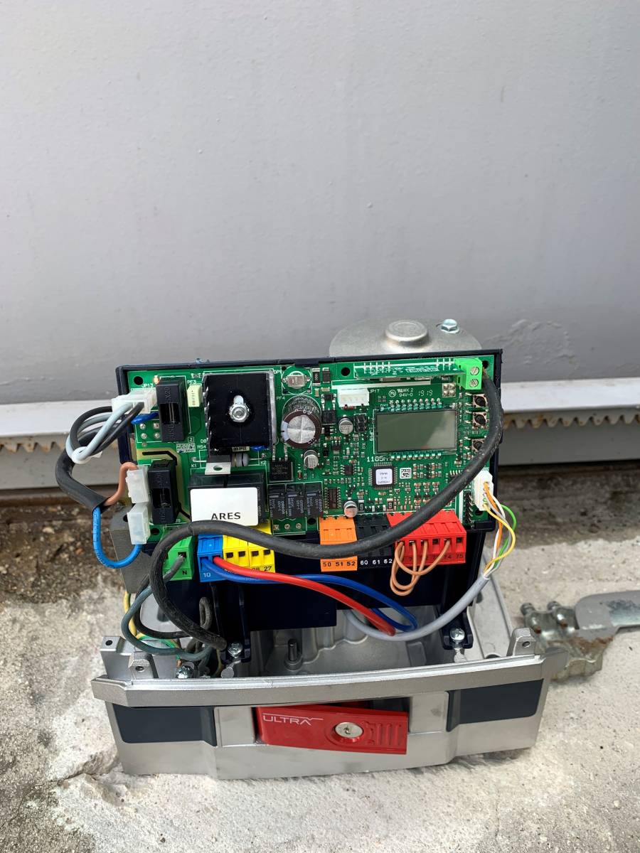 Pose moteur Bft ARES pour portail coulissant acier plein sur Plan de Cuques par Automatisations Services Professionnel BFT