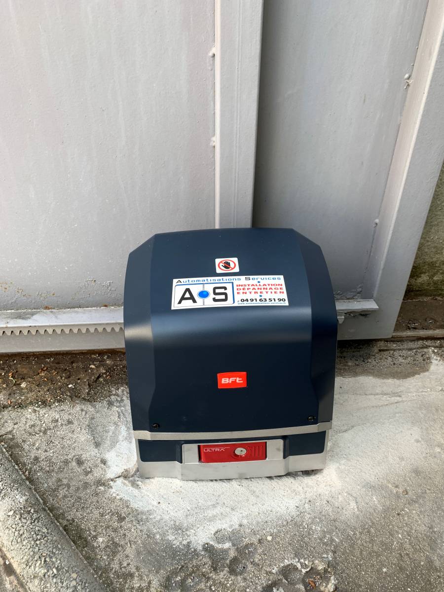 Opérateur électromécanique BFT ARES ULTRA BT A1000 pour portail coulissant jusqu'à 500kg installé par Automatisations Services sur Plan de Cuques