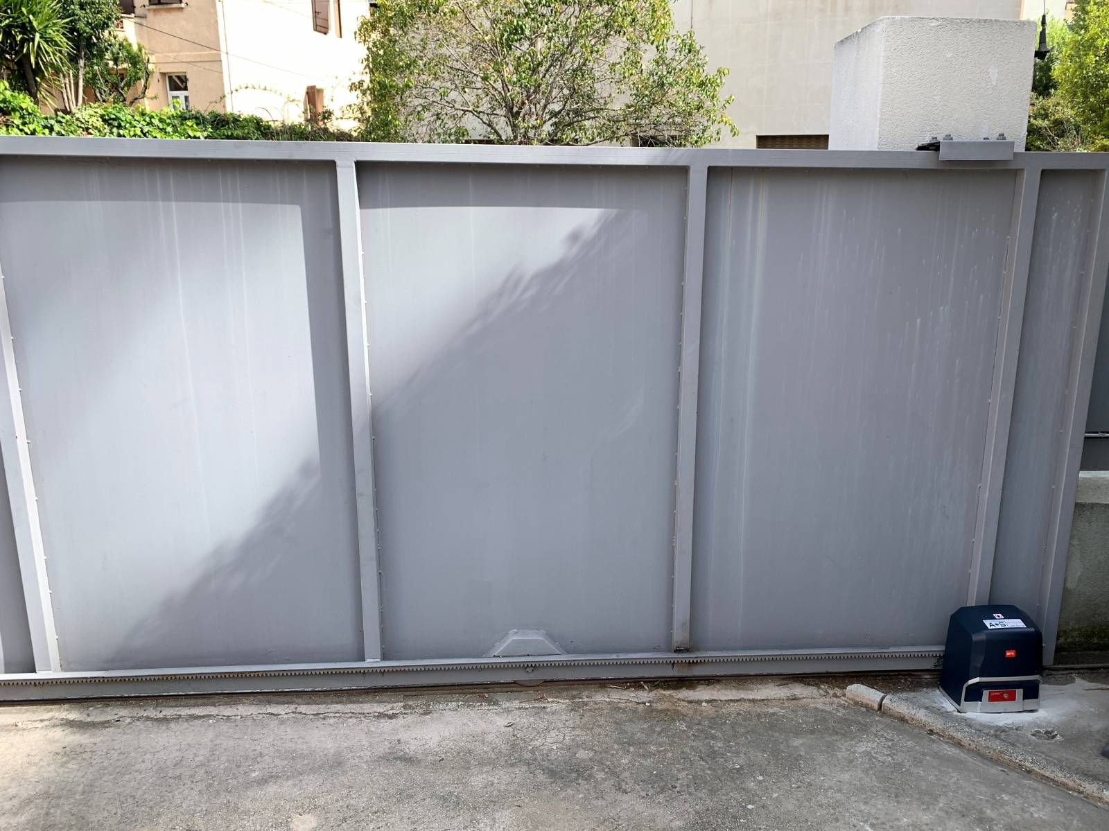 dépannage portail coulissant motorisé Bft ARES ULTRA sur Plan de Cuques par l'expert Automatisations Services