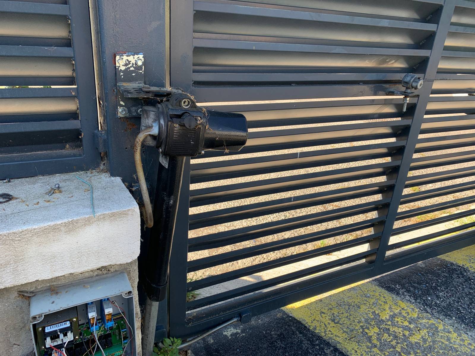 moteur came cassé sur portail battant à deux vantaux accidenté par un véhicule réparation réalisée par Automatisations Services à Marseille