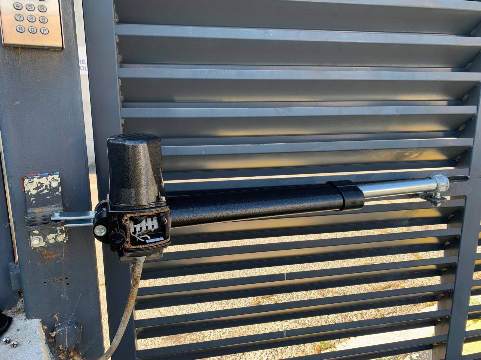 moteur krono came kr312 remplacé sur portail en panne situé à Saint-Antoine 13015 marseille par dépanneur expérimenté Automatisations Services