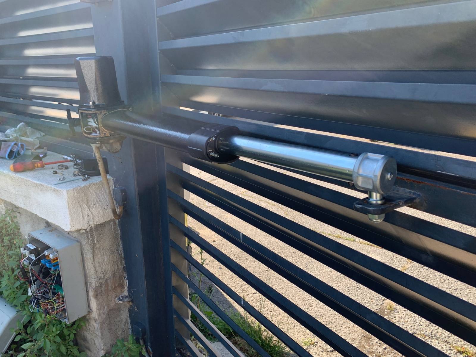 Réparation portail motorisé came remplacement un moteur sur un vantail après accrochage sur celui-ci par un véhicule sur Saint-Antoine 13015 par Automatisations Services