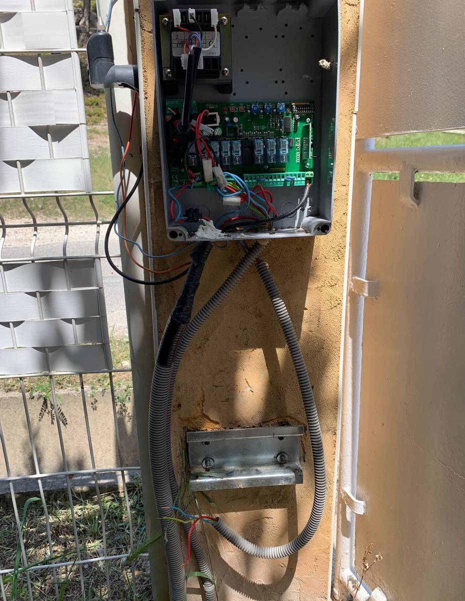 fixation, câblage et programmation d'une carte électronique de commande pour automatisme came de portail électrique à battant près de chez vous par Automatisations Services