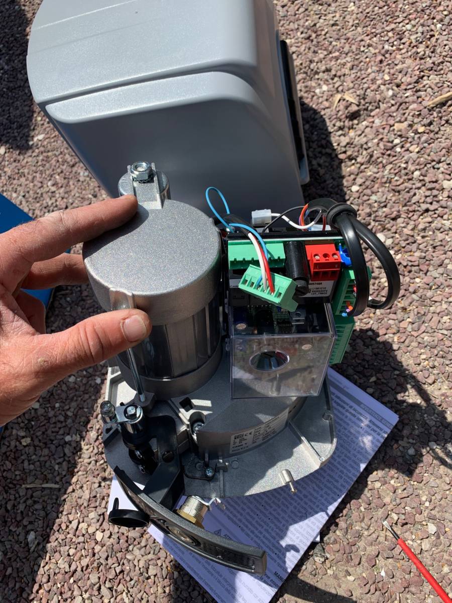 automatisme irréversible fa70230cb avec carte électronique avec écran fonctionnel et bras de transmission articulé pour battant de portail jusqu'à 2,3m en vente chez Automatisations Services 13240